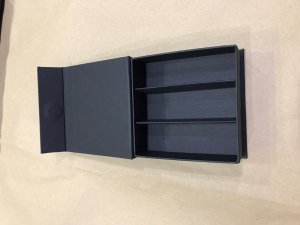 Kartonska Kutija - Zatvaranje na magnet sa štancanim umetkom
