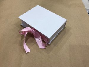 Kutija za poklon sa vrpcom
